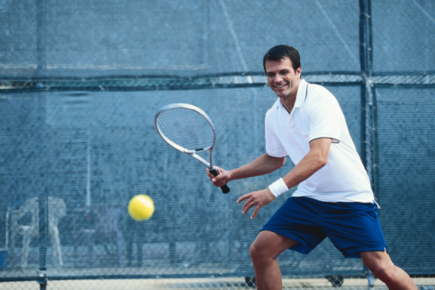 Teciomar Ábila traz um guia completo de tênis com treinamentos, equipamentos e estratégias para evoluir no jogo.