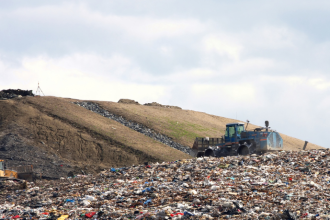 Os aterros sanitários de nova geração utilizam tecnologia e controles ambientais avançados para garantir segurança e eficiência na destinação final dos resíduos — evolução acompanhada pela Versa Engenharia Ambiental Ltda.