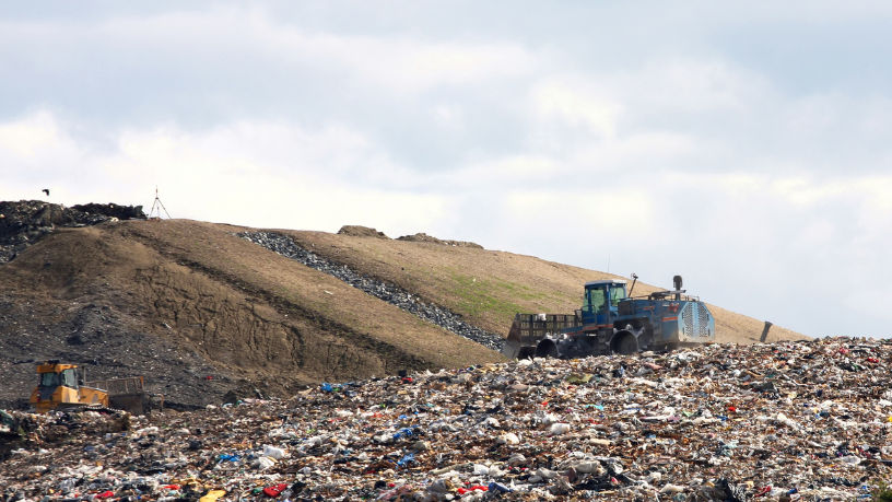 Os aterros sanitários de nova geração utilizam tecnologia e controles ambientais avançados para garantir segurança e eficiência na destinação final dos resíduos — evolução acompanhada pela Versa Engenharia Ambiental Ltda.
