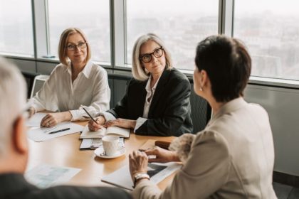 Diversidade Etária e Política Corporativa: Por Que Ignorar Gerações Diferentes Pode Custar Caro ao Negócio