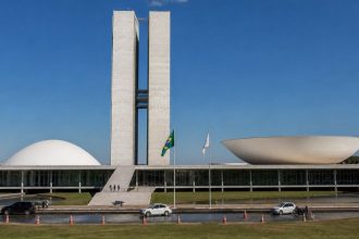 Fim da escala 6x1: debate político sobre custos empresariais e impactos na economia