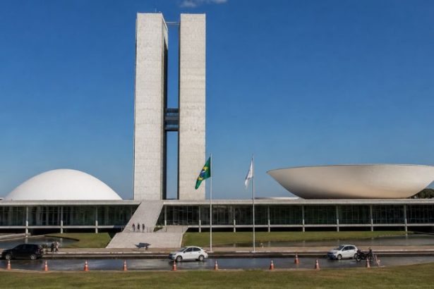 Fim da escala 6x1: debate político sobre custos empresariais e impactos na economia
