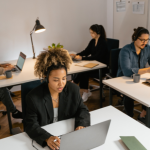 Inteligência artificial deixa de ser apenas assistente e começa a assumir tarefas dentro das empresas