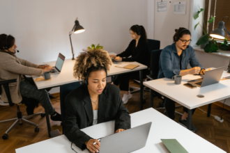 Inteligência artificial deixa de ser apenas assistente e começa a assumir tarefas dentro das empresas