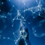 Mão robótica alcança uma rede digital azul, representando inteligência artificial e automação.