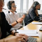 Equipe diversa de atendentes trabalha em um escritório moderno de serviços.