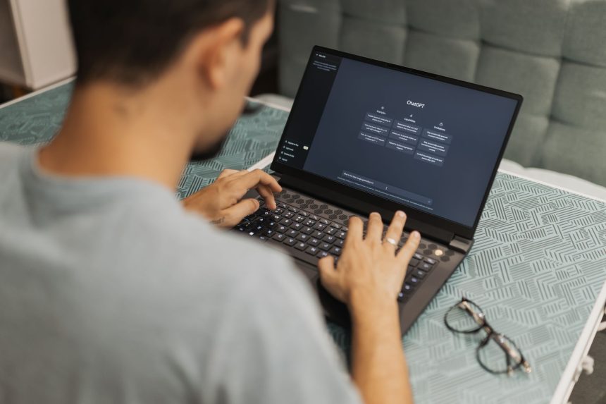 Profissional trabalha em um laptop com uma interface de inteligência artificial em um escritório moderno.